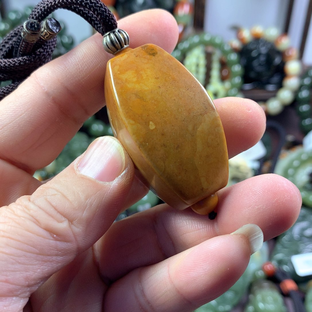 透闪石质玉挂件未镶嵌