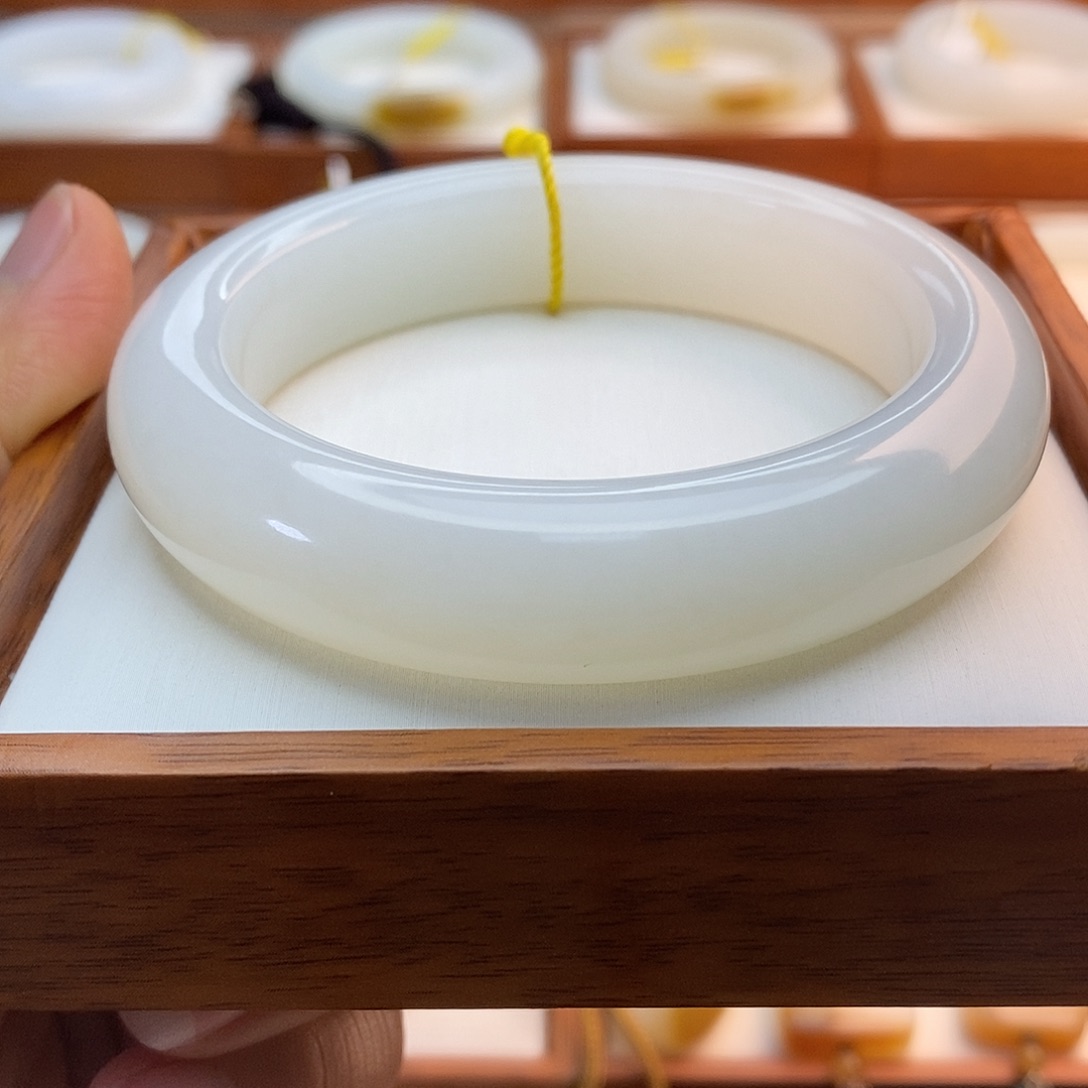 陈***陈和田玉（白玉）未镶嵌手链