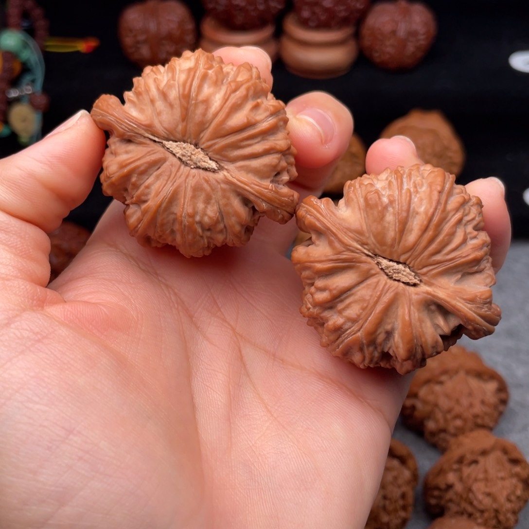 文玩核桃吊坠叶*秋全品闷白45尺树头货红皮