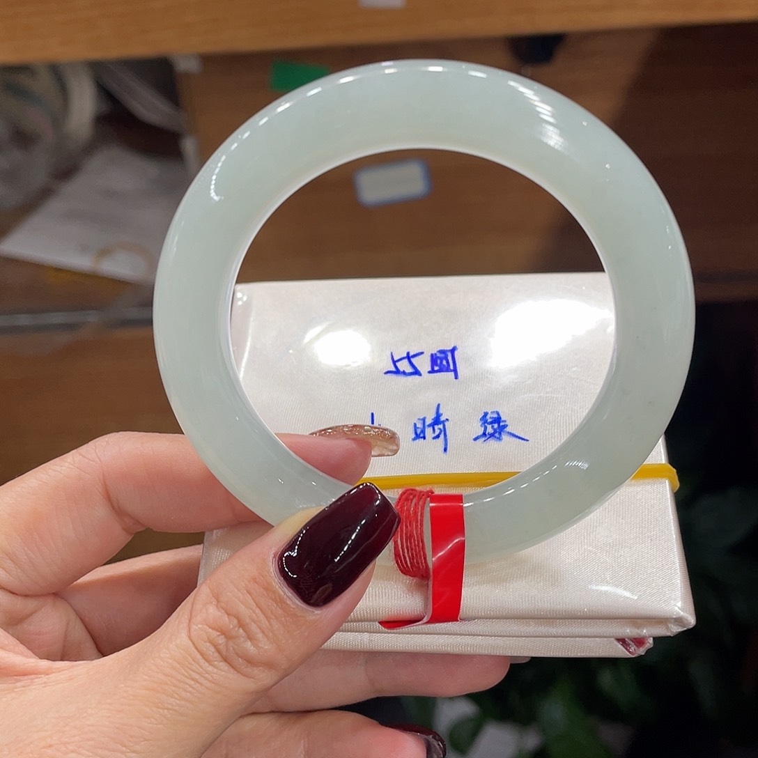 翡翠手镯未镶嵌天然翡翠