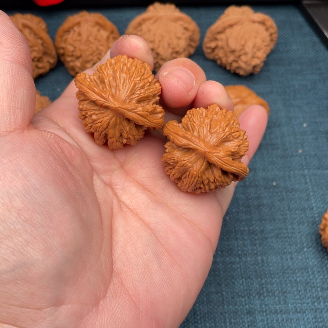 文玩核桃把件红皮虎头37