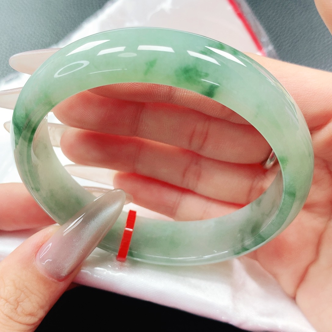 翡翠手镯未镶嵌60圈