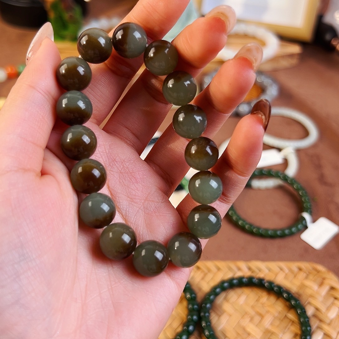 老***人和田玉未镶嵌手串