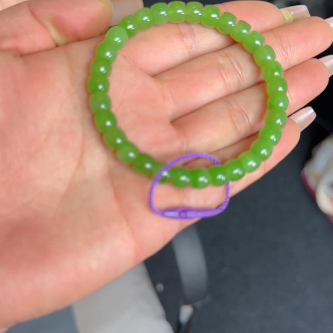 和田玉未镶嵌颈饰深色苹果绿