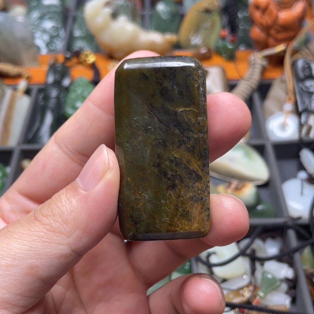 未镶嵌岫岩河磨玉（透闪石质玉）挂件