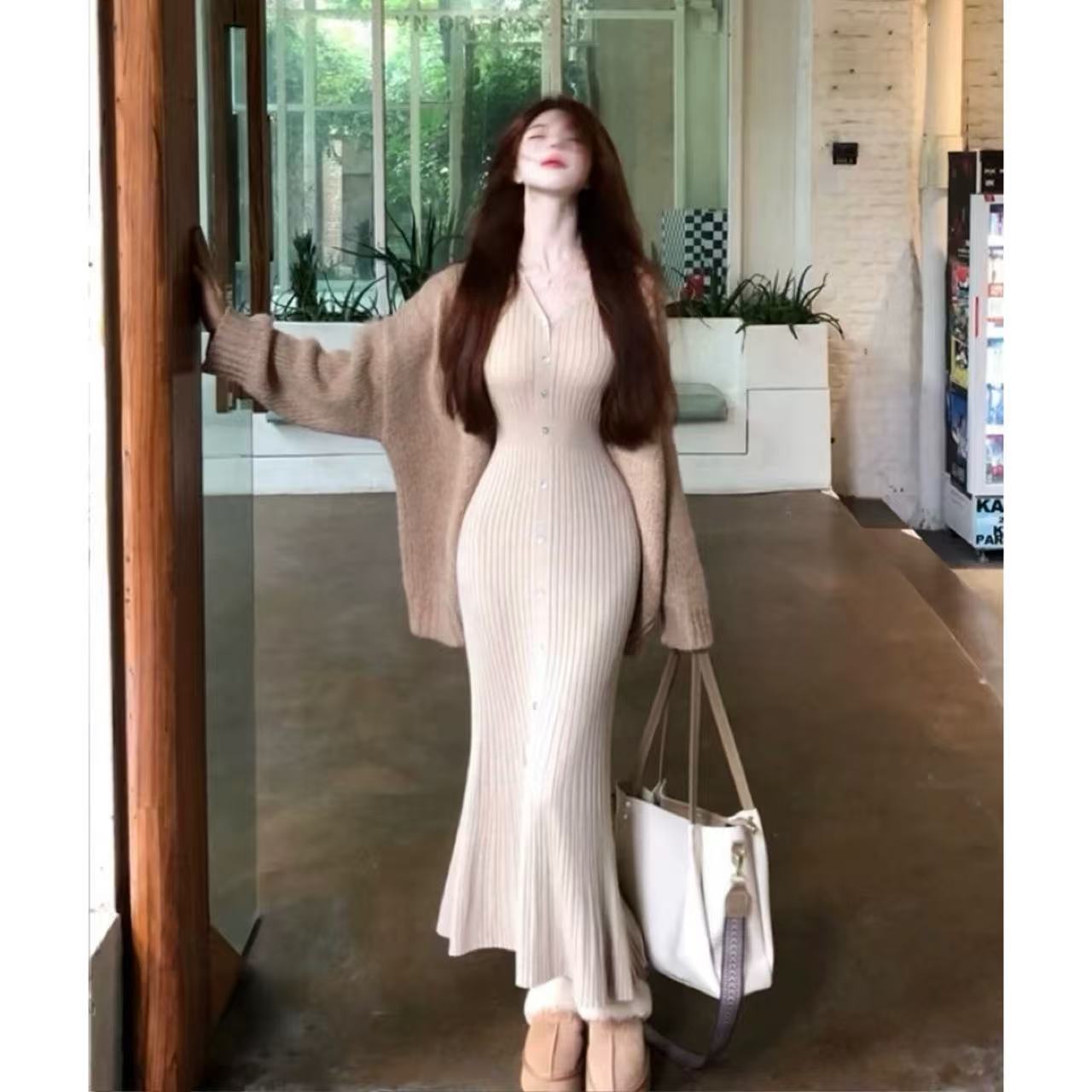 气质辣妹V领针织连衣裙宽松秋冬季收腰显瘦包臀鱼尾长裙修身