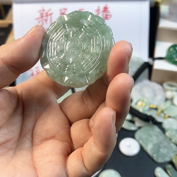 翡翠未镶嵌吊坠(赠链)