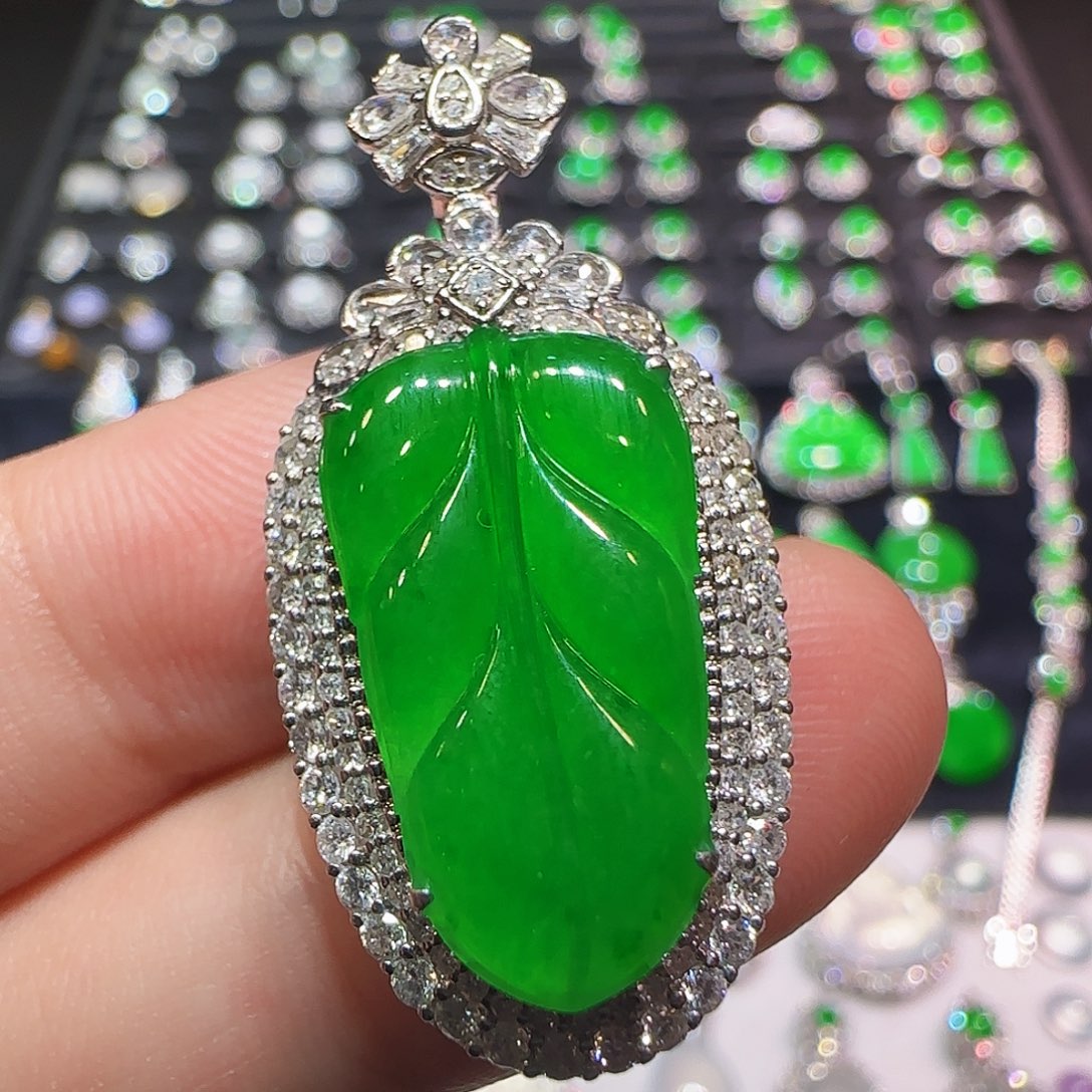 翡翠18K金镶嵌颈饰吊坠