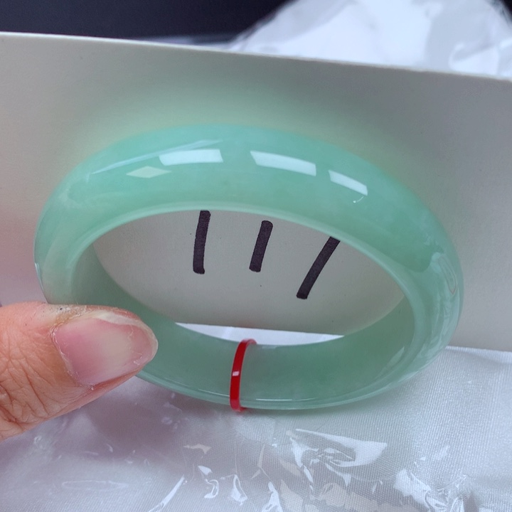 翡翠手镯未镶嵌翡翠