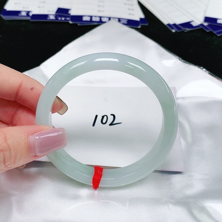 翡翠手镯未镶嵌翡翠手镯未镶嵌