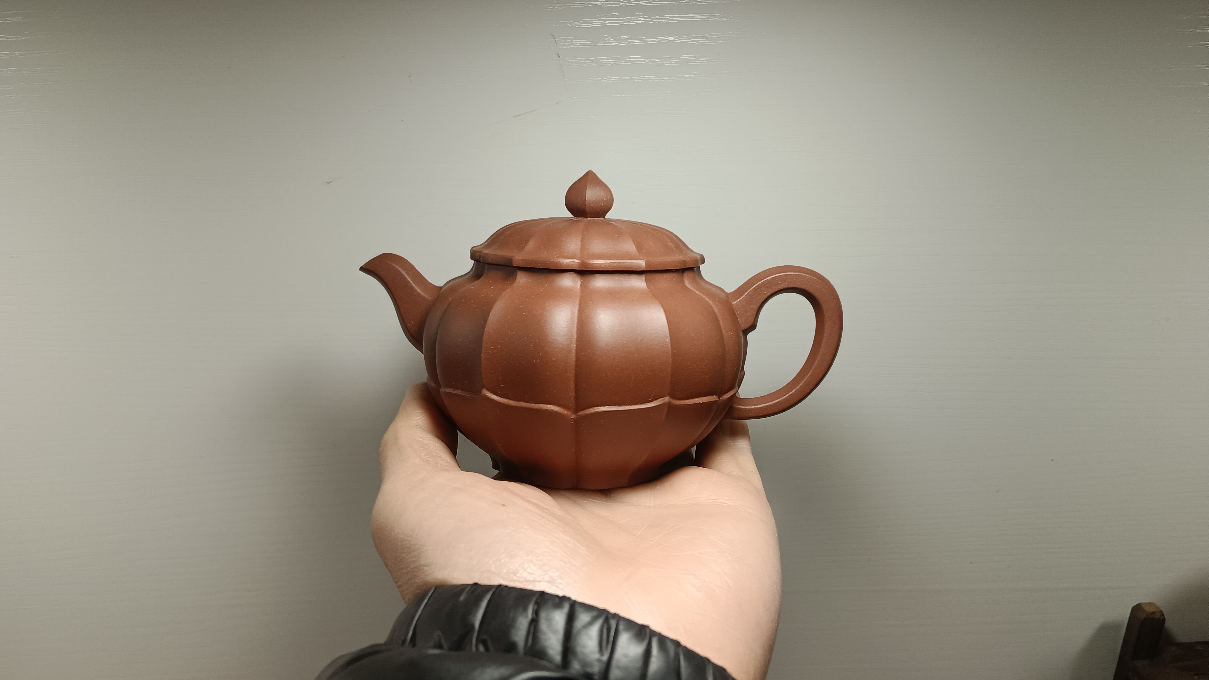 精工半手原矿清水泥筋纹菱花紫砂壶