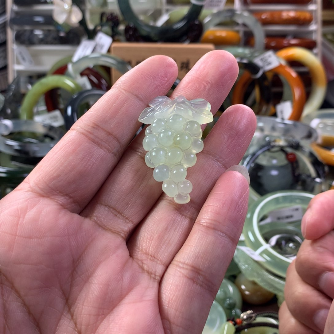 蛇纹石玉颈饰未镶嵌