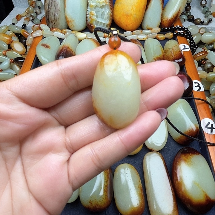 和田玉颈饰未镶嵌