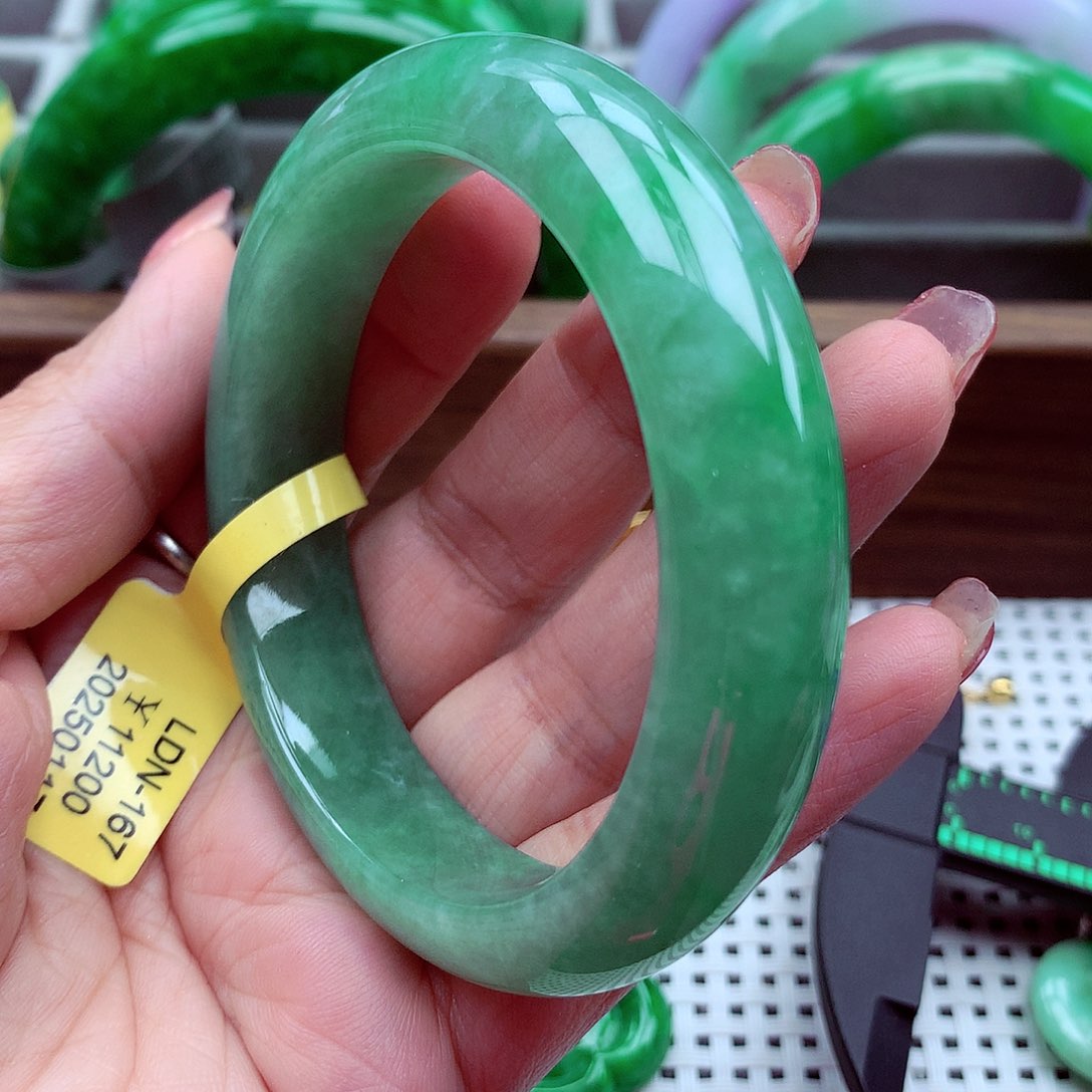 翡翠手镯未镶嵌翡翠