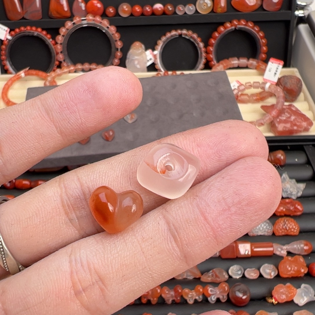 南红玛瑙未镶嵌颈饰两颗