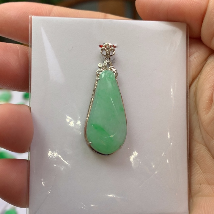 翡翠颈饰18K金镶嵌翡翠吊坠
