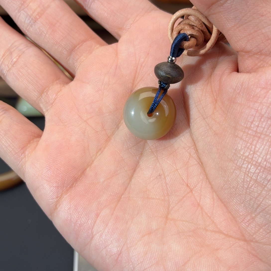 之***一和田玉（糖玉）未镶嵌颈饰