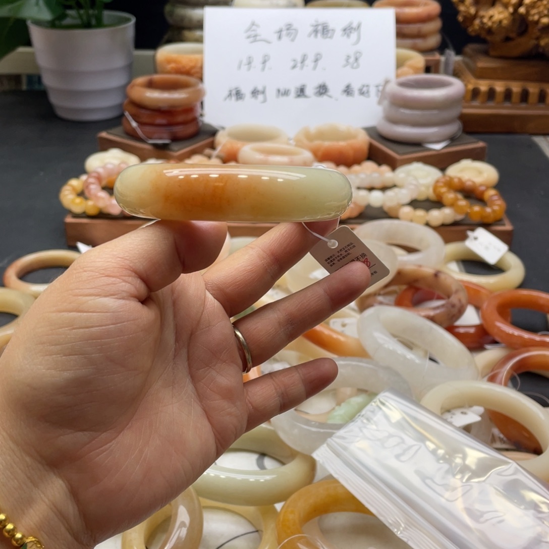 萱***轩石英岩玉未镶嵌手镯