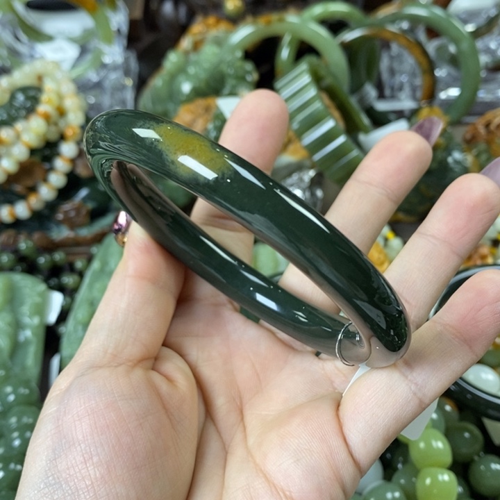 透闪石质玉手镯未镶嵌卡**啊