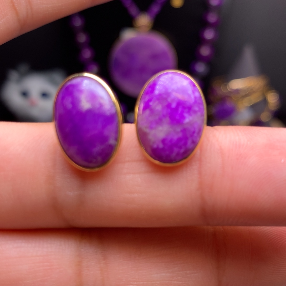 18K金镶嵌苏纪石（舒俱来）耳钉猪*儿