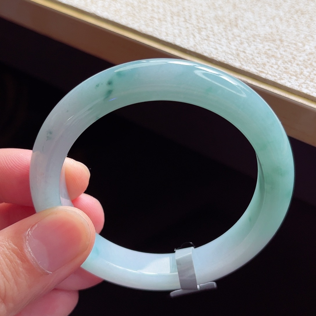 翡翠手镯未镶嵌手镯