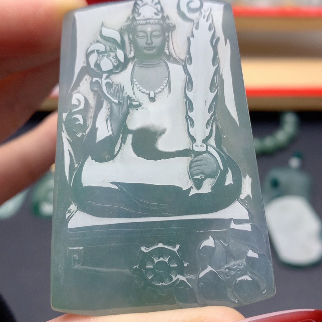 翡翠未镶嵌颈饰虚空藏菩萨