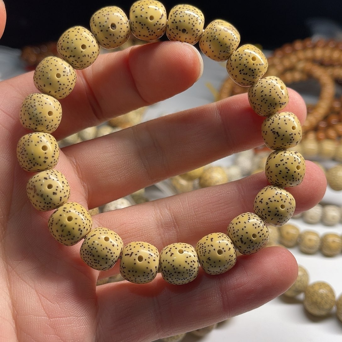 星月菩提吊坠12/11鸡油黄原生态