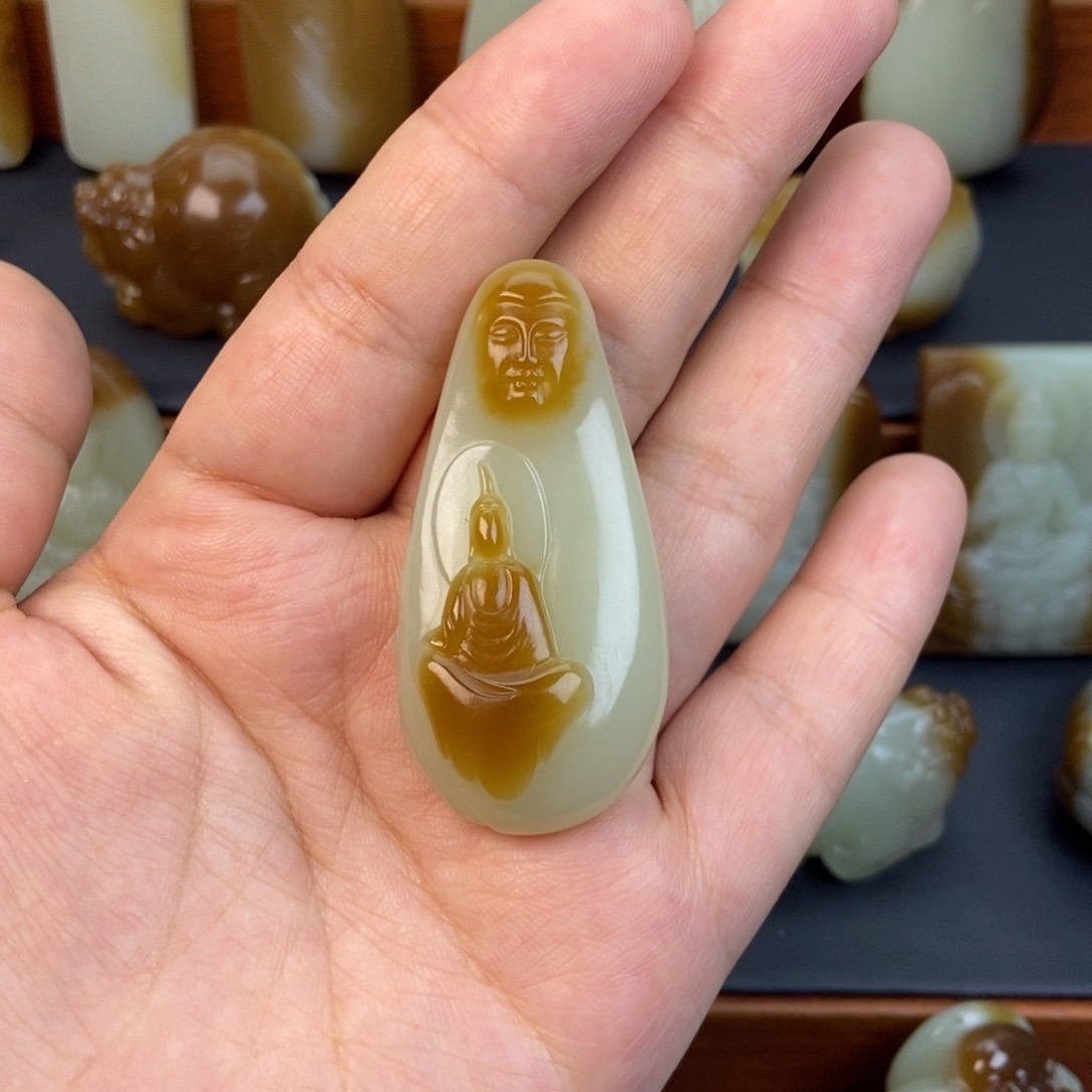 和田玉（糖玉）未镶嵌颈饰二****。