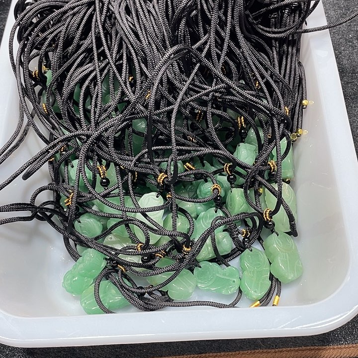 莴***苣黑曜岩合金颈饰东陵玉