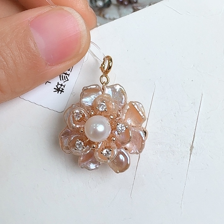 啊***飞未镶嵌淡水珍珠胸饰