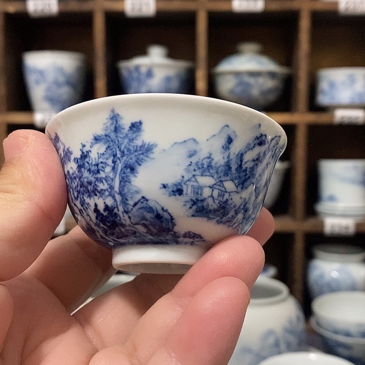 时**气釉下青花瓷器压手杯