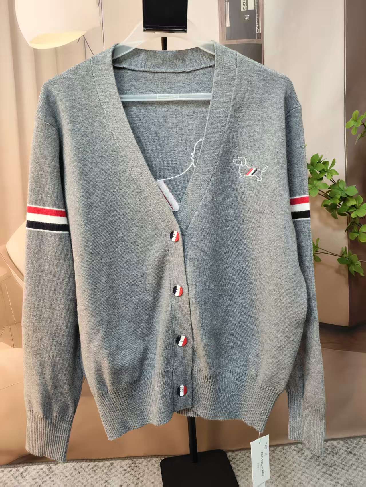 伴月伊人定制款V领撞色刺绣打底衫9265