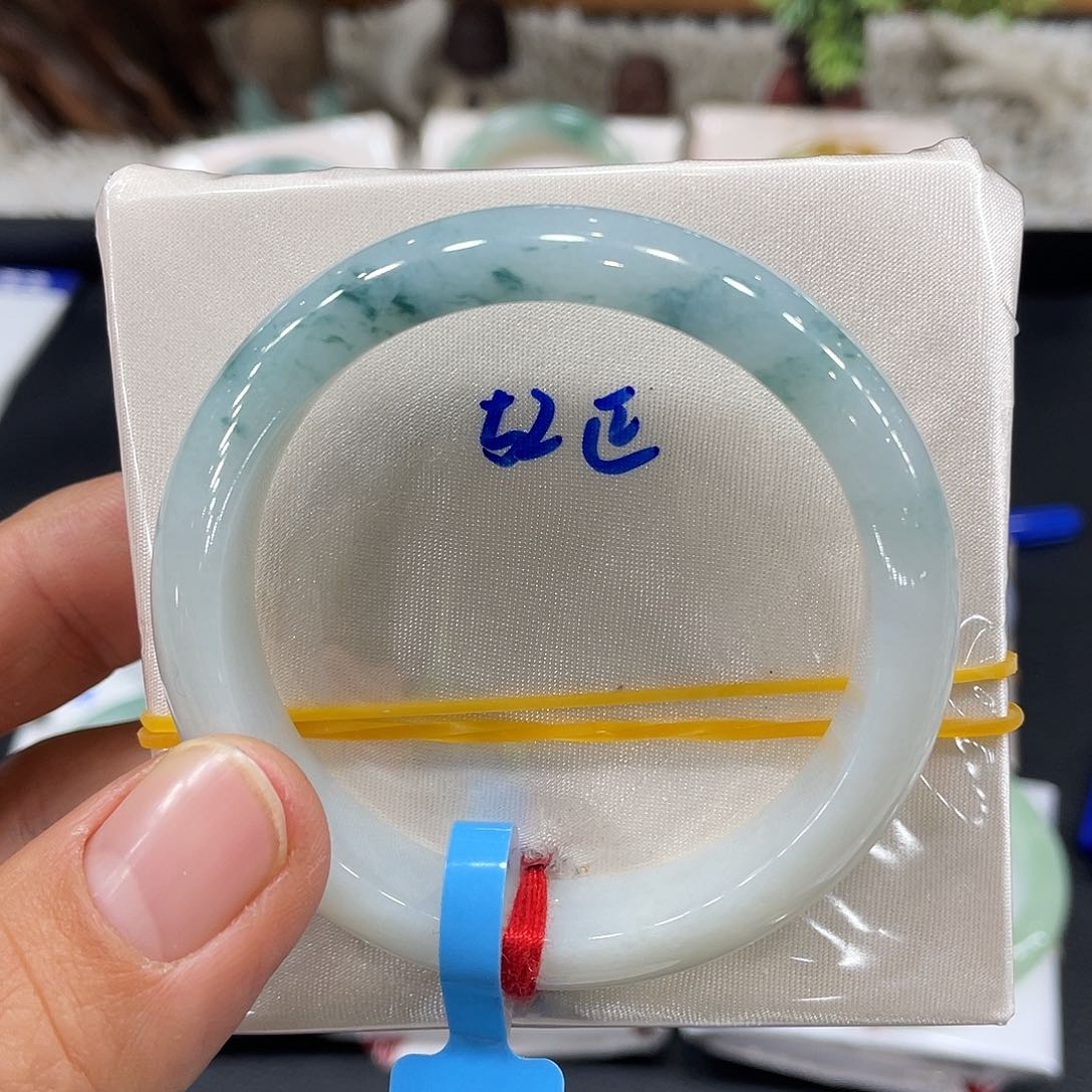 翡翠手镯未镶嵌翡翠
