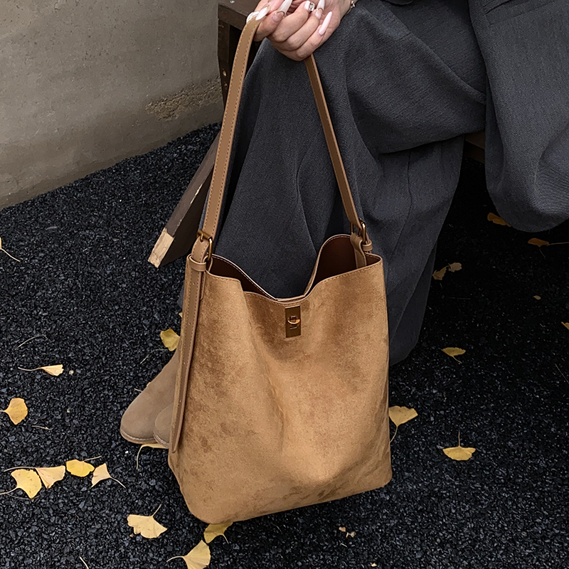 【湖泊流光风】韩系大容量麂皮绒时尚单肩斜挎托特水桶子母包F101