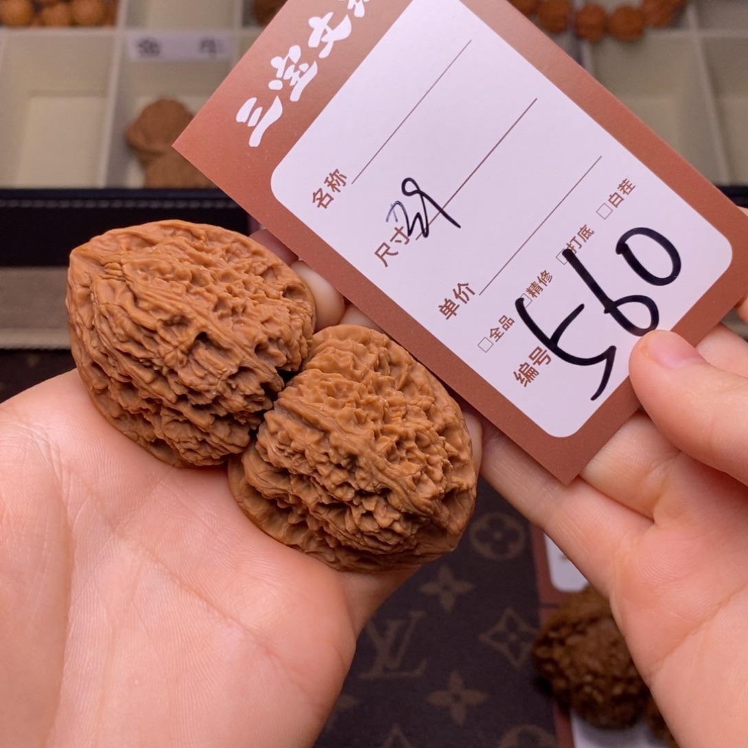 b***y把件文玩核桃39三角疆560。  