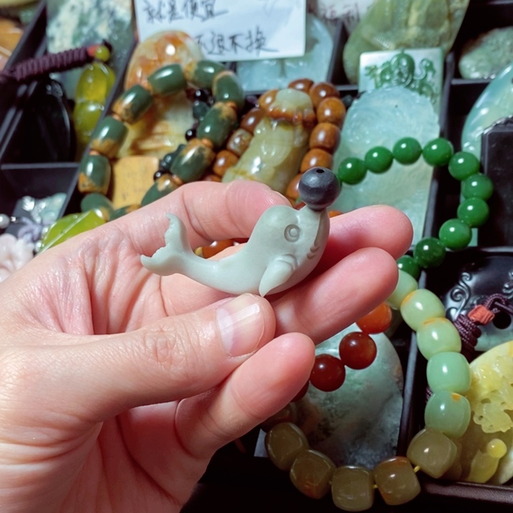 蛇纹石玉颈饰未镶嵌
