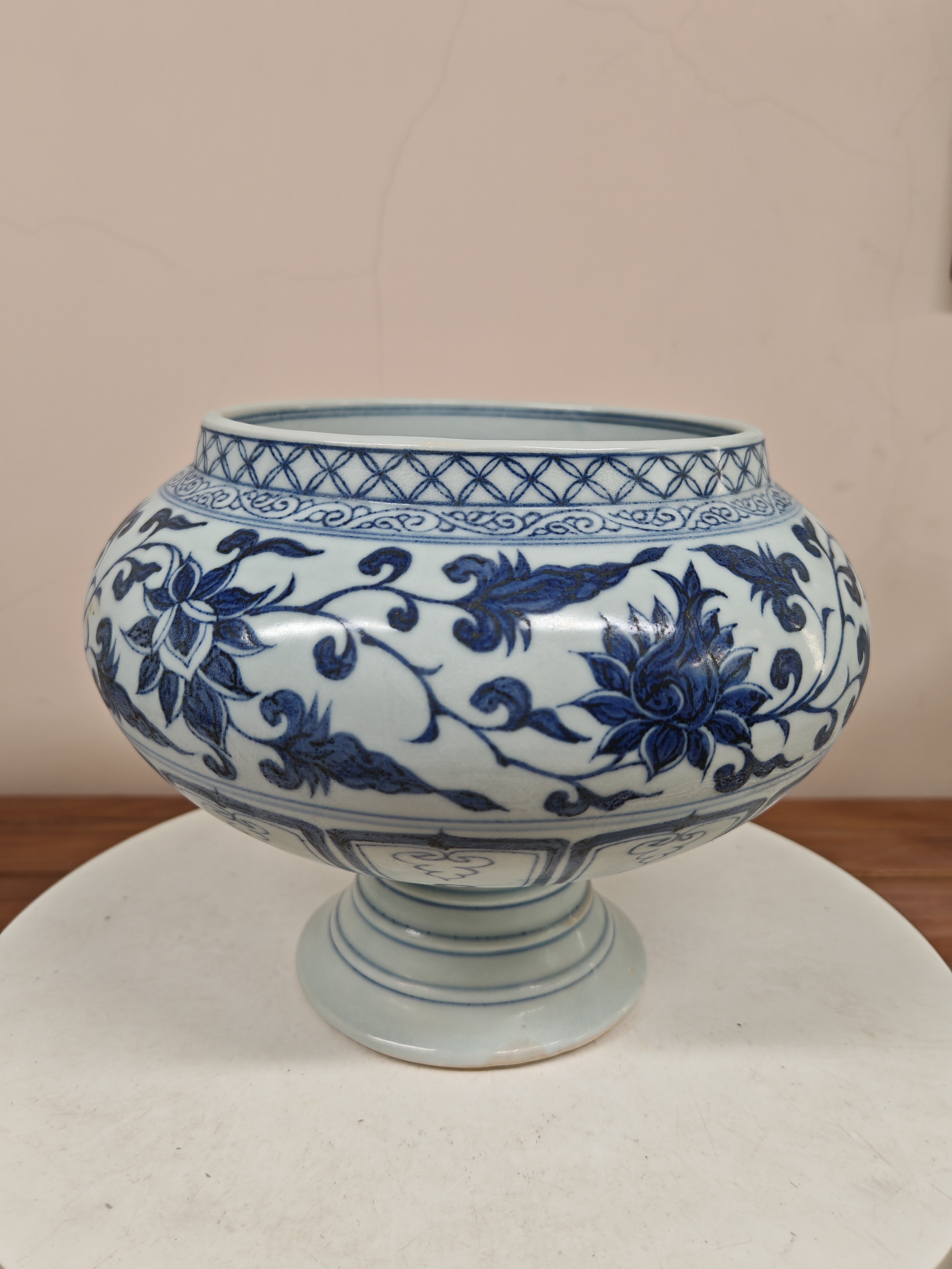 青花荷塘鸳鸯纹尊。高18.8厘米