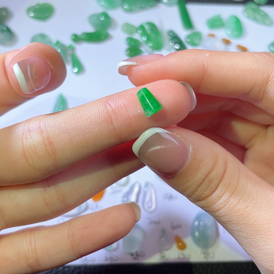 翡翠颈饰未镶嵌裸石