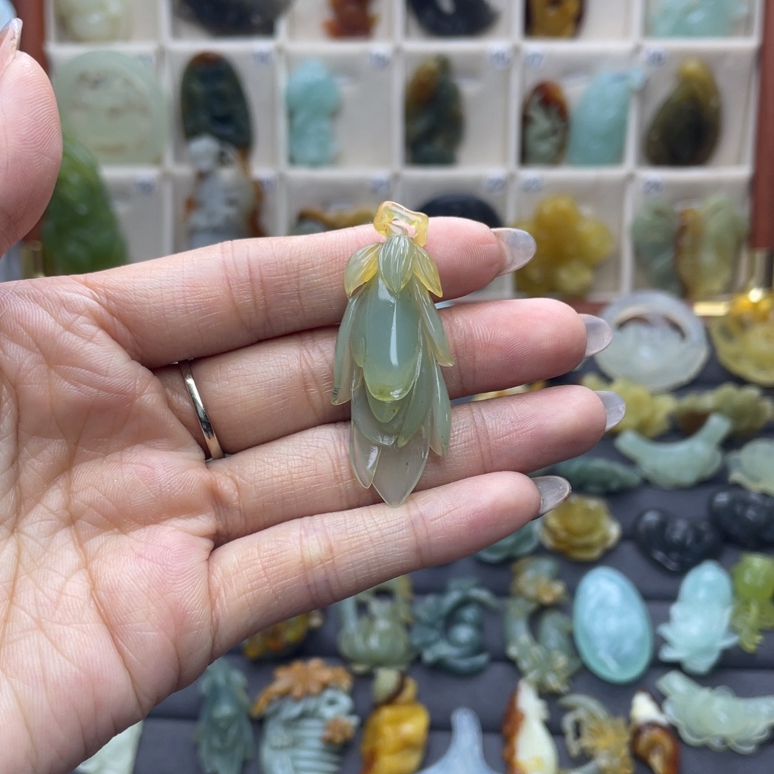 蛇纹石玉未镶嵌颈饰