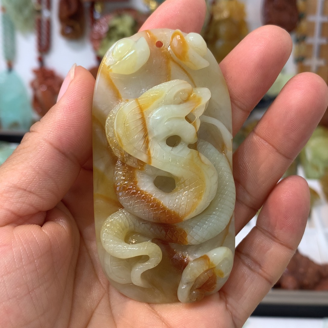 蛇纹石玉未镶嵌颈饰