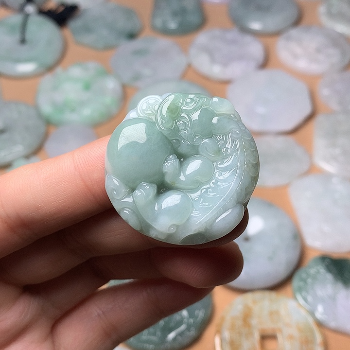 高***男翡翠未镶嵌颈饰貔貅