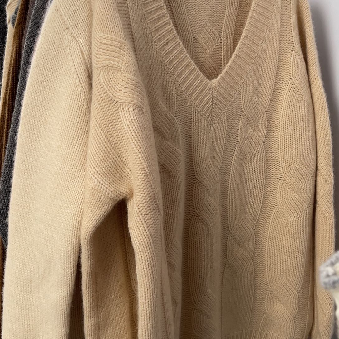 白***草V领 大麻花 羊绒衫 米色