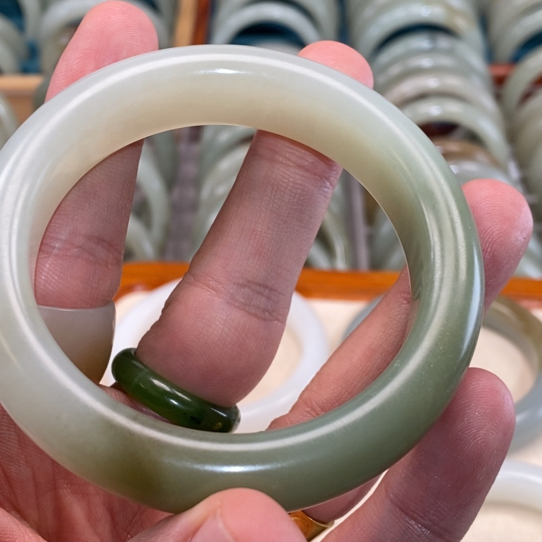 云***燕和田玉未镶嵌手镯