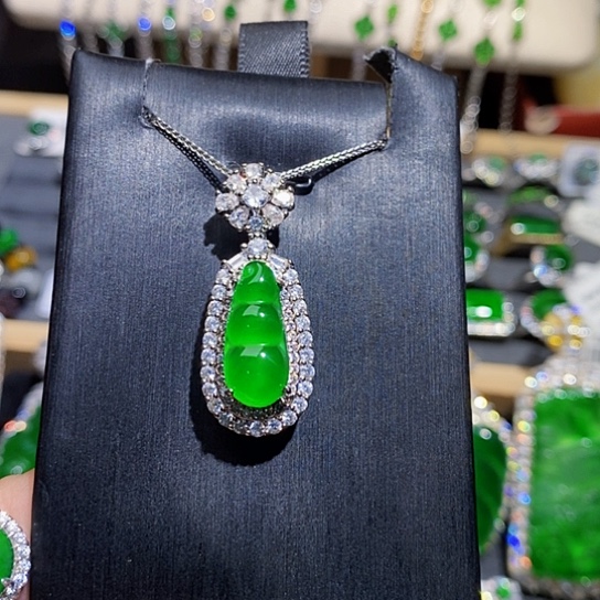 翡翠未镶嵌颈饰吊坠