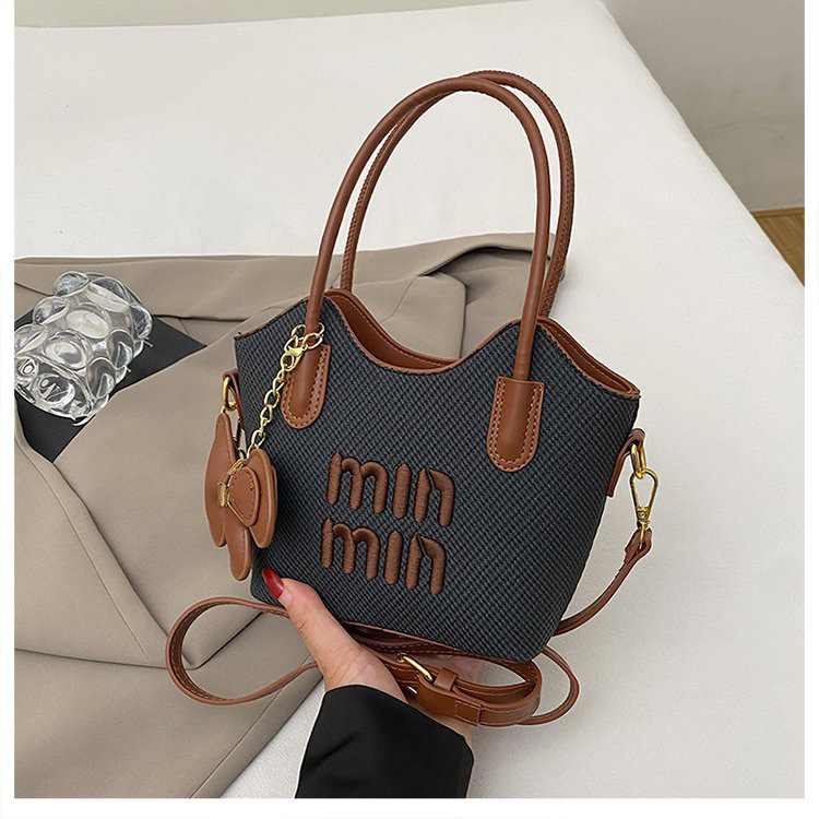 女士百搭复古斜挎包休闲水桶包variate包包编织洋气