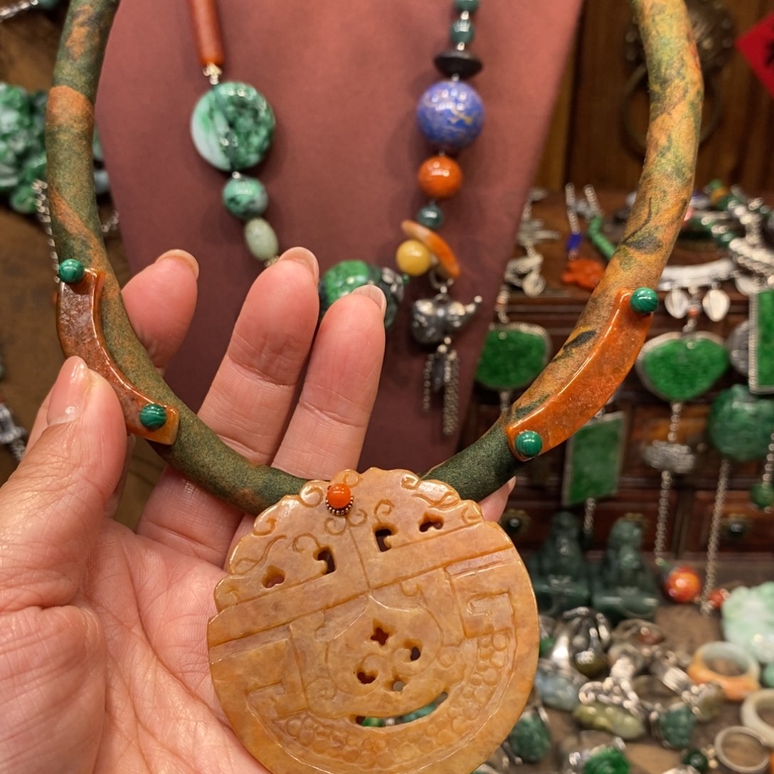 翡翠吊坠(赠链)未镶嵌