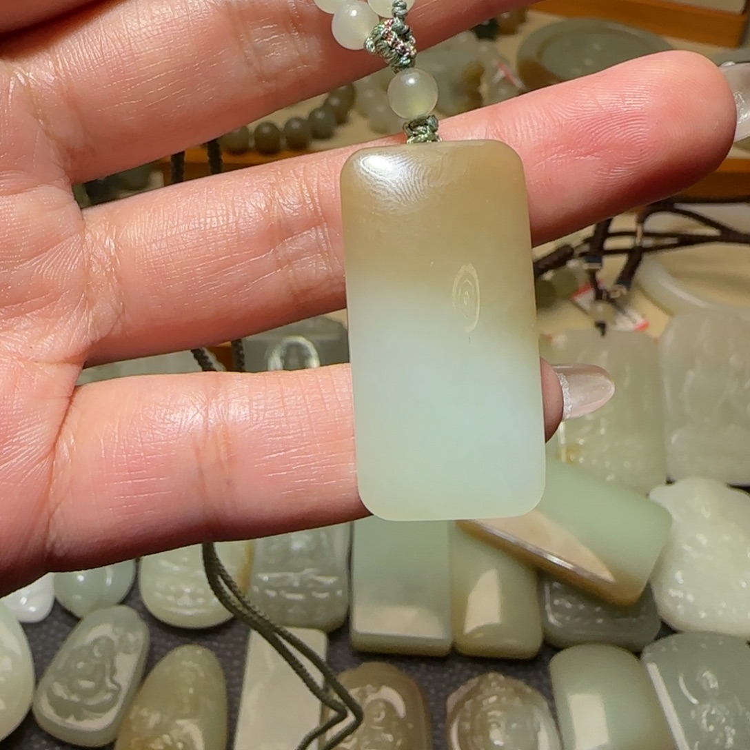 夏***ʸ和田玉未镶嵌颈饰