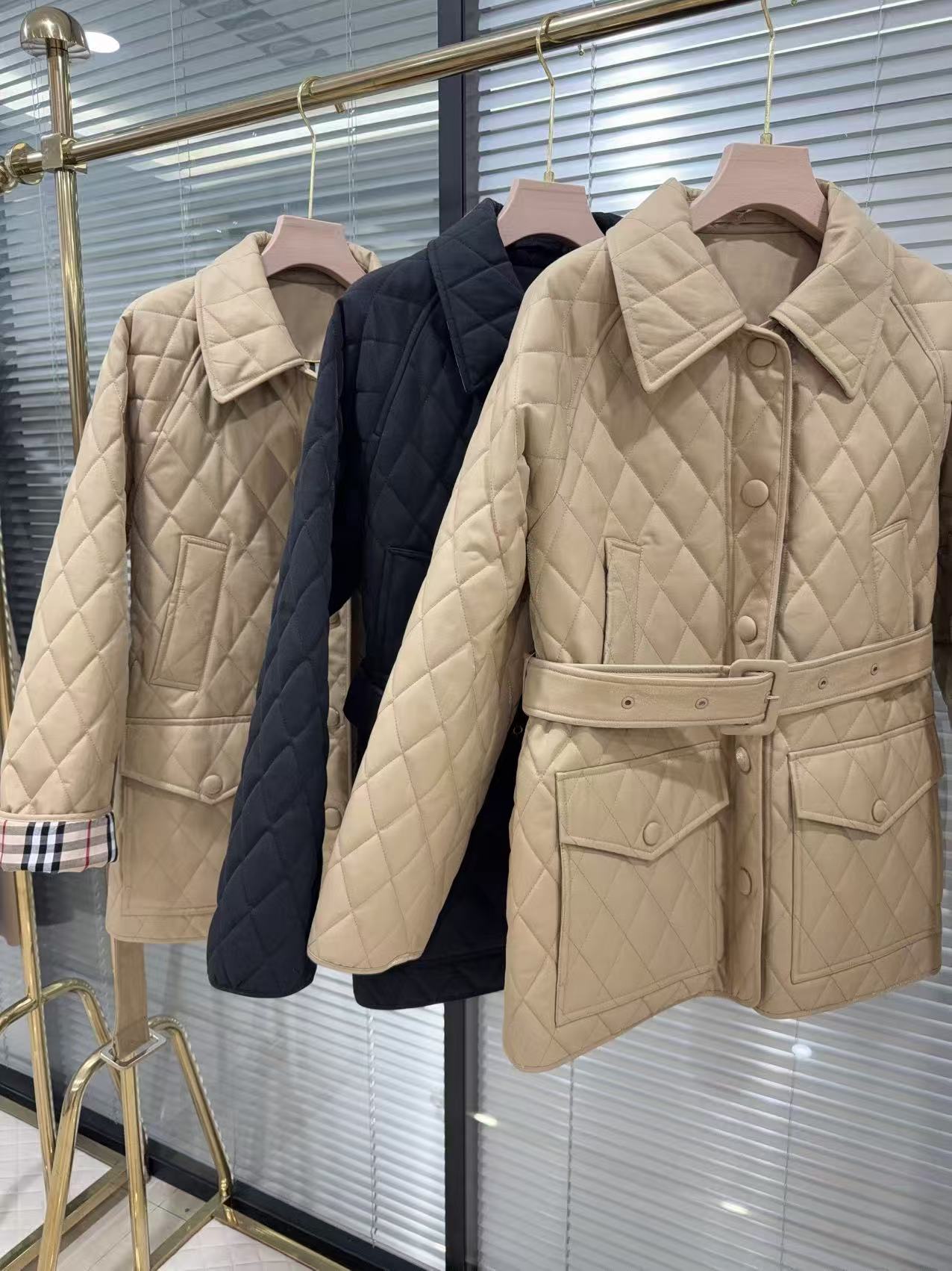 【AZUCC】 黄金甲2025秋冬季女士英伦风收腰菱格落肩棉服7701