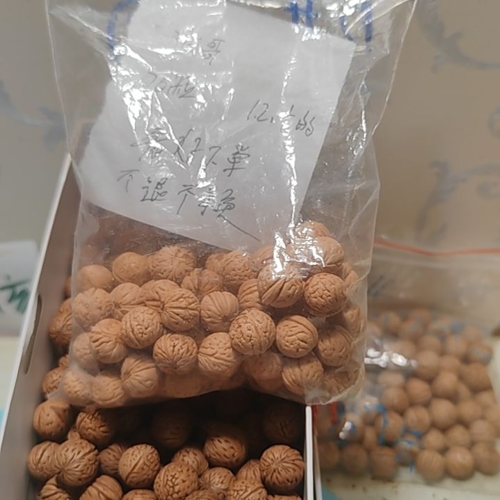 猴***哥吊坠桃核野生小桃核去皮一棵树不退不换不售后。
