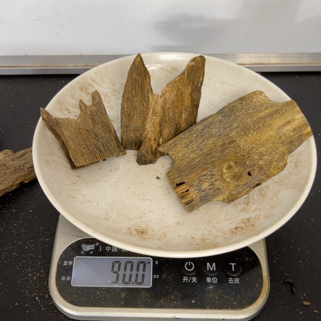 沉香沉香碎屑驼背黑奇虫眼